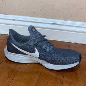 Grey Nike Men’s Zoom Air Pegasus 35 Shoe US size 8.5